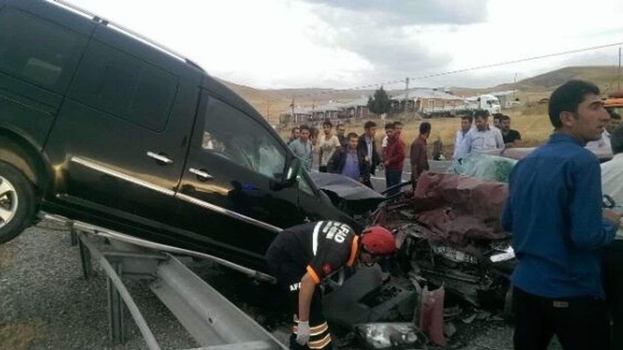 Erciş Yolunda Trafik Kazası; 2 Ölü, 3 Yaralı