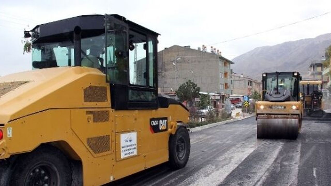 Van Büyükşehir Belediyesi’nin Gevaş İlçesinde Yol Yapım Çalışmaları