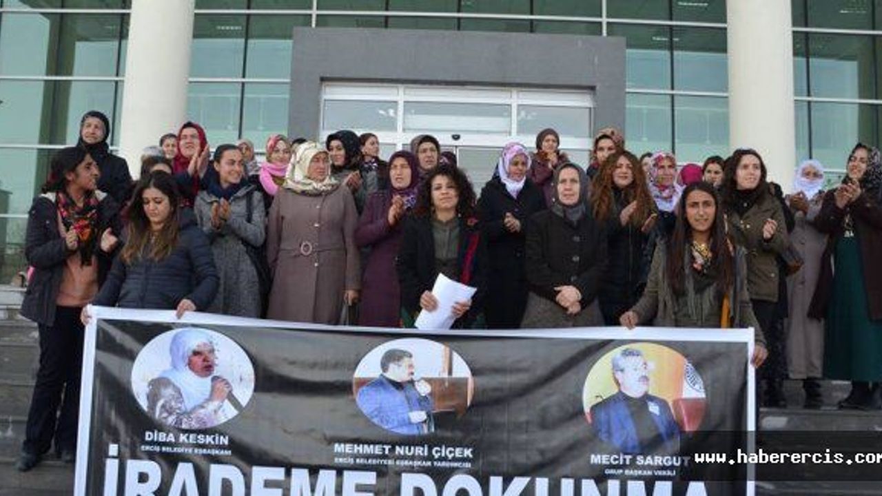 Erciş'te kadınlar belediyeye yönelik baskıları kınadı