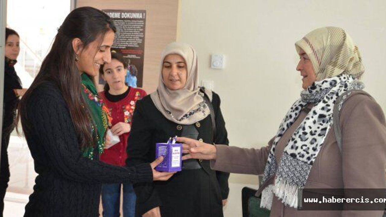 Erciş'te Kadınlardan 'mor' Jest