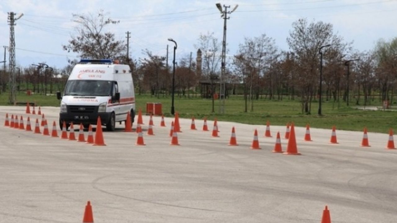 Van’da Att Ve Ambulans Şoförlerine İleri Sürüş Eğitimi