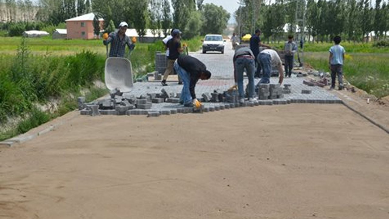 Erciş'te Üç ayrı mahallede Parke taşı çalışmaları eş zamanda sürüyor