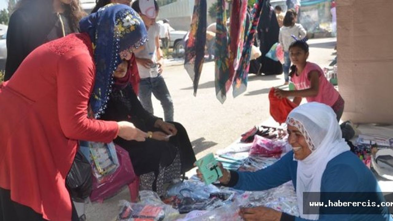 Erciş'te semt pazarı kadın rengiyle şekilleniyor