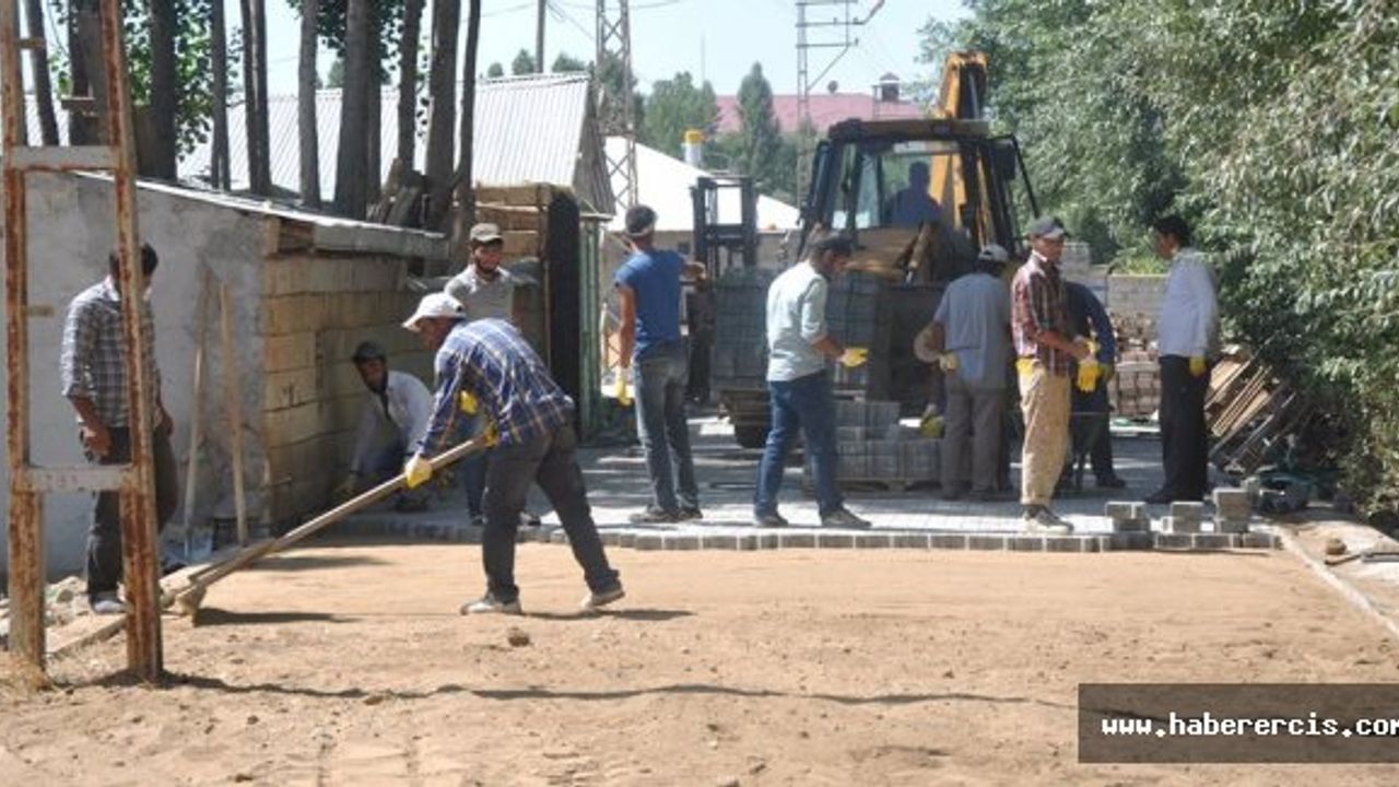 Erciş'te yol parke çalışmaları sürüyor