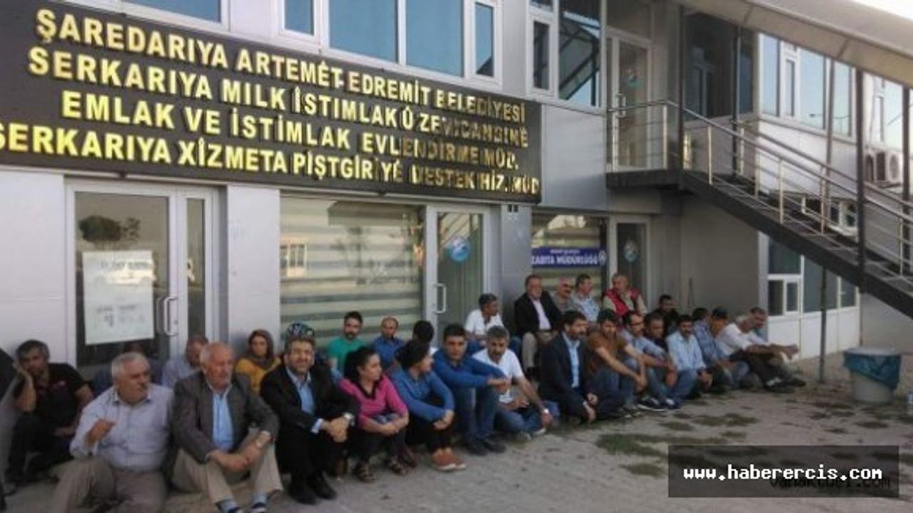 EDREMİT BELEDİYESİ ÖNÜNDE OTURMA EYLEMİ YAPILDI