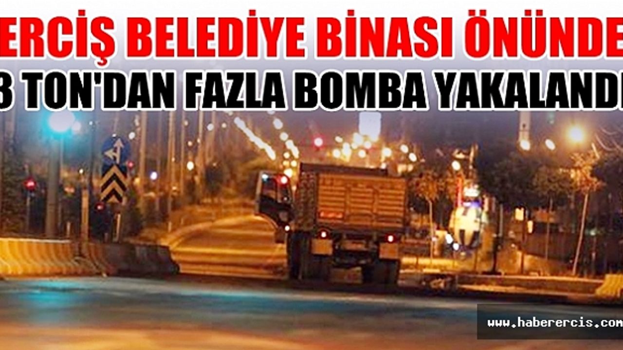 Erciş Belediye'sinin önünde bombalı araç paniği