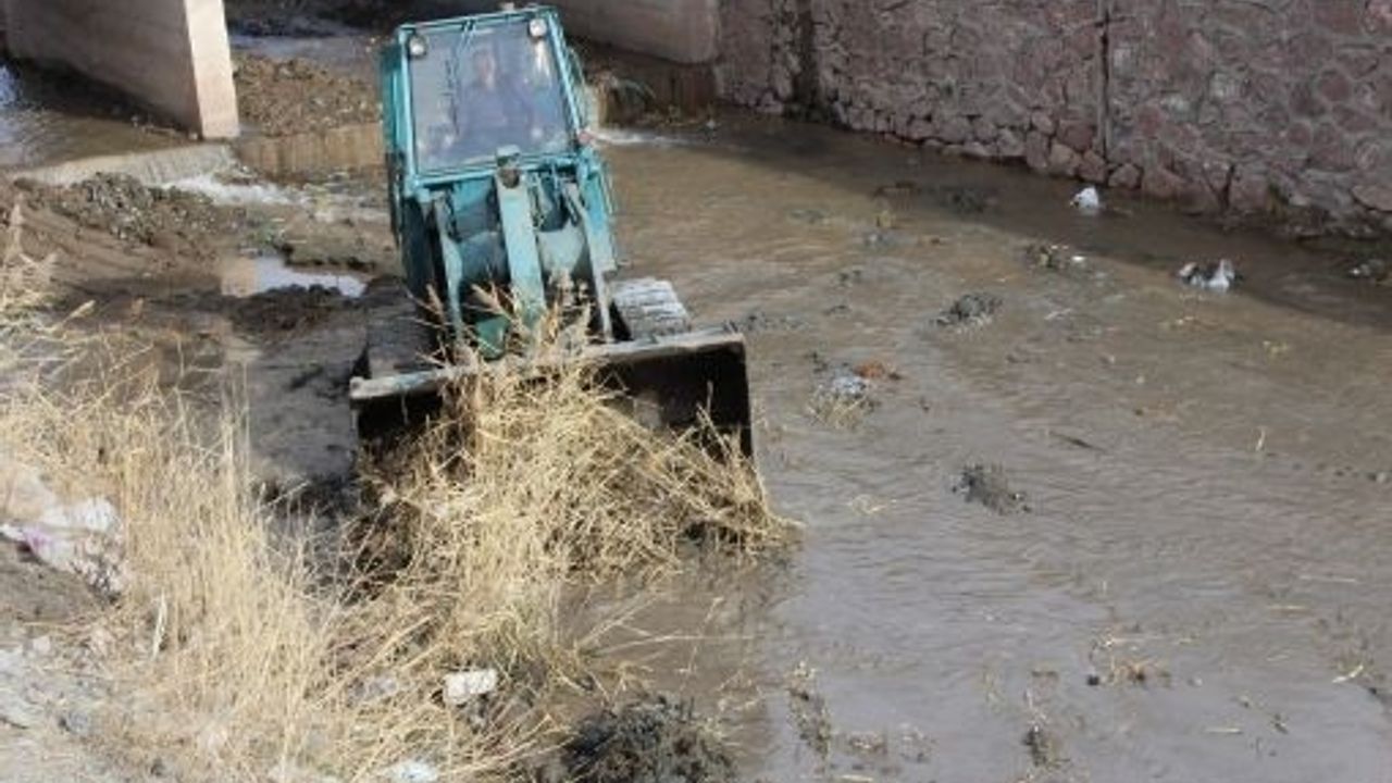 Özalp ilçesinde dere yatağı ıslah çalışması