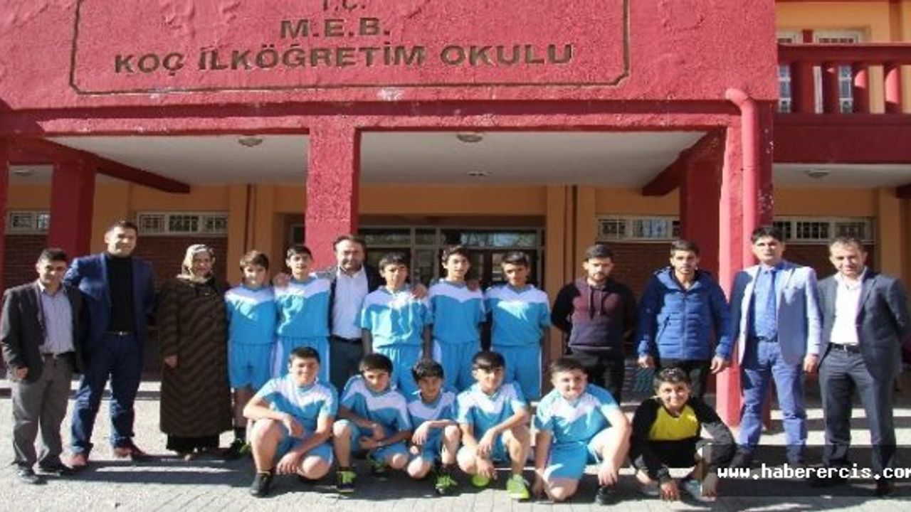 Vanlı iş adamından başarılı öğrencilere forma