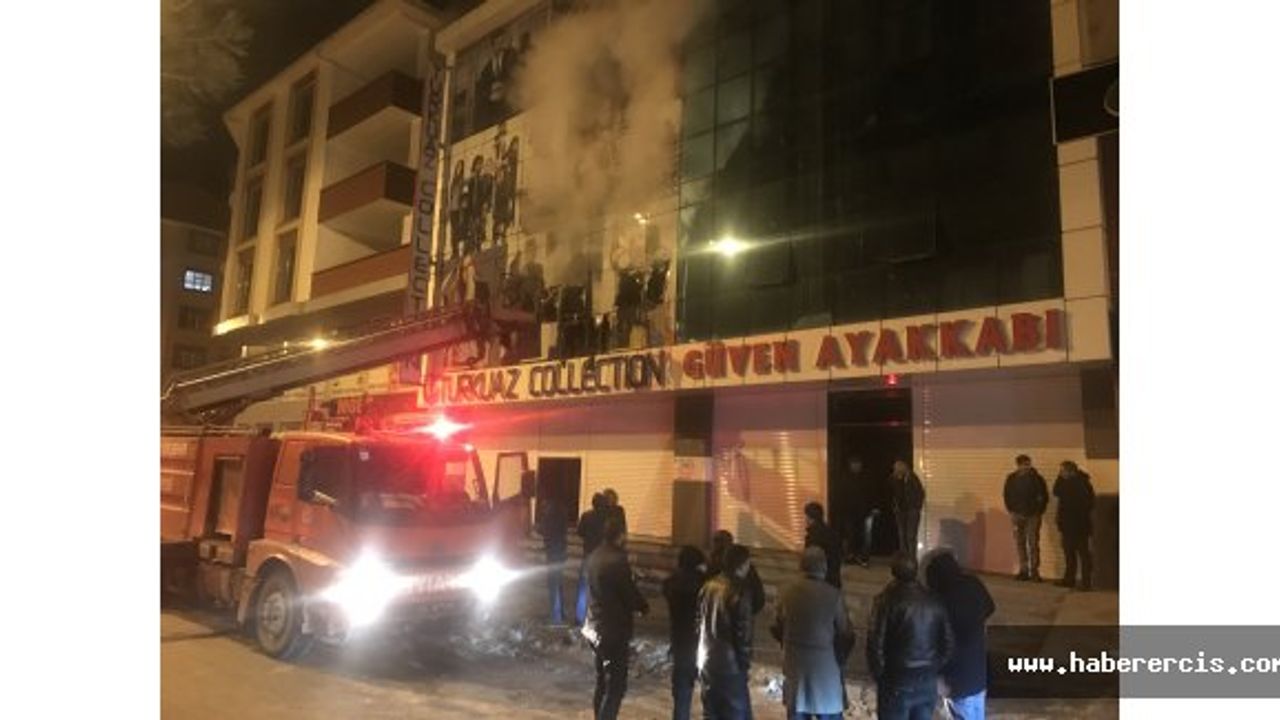 Erciş'te 4 katlı giyim mağazası çıkan yangında küle döndü