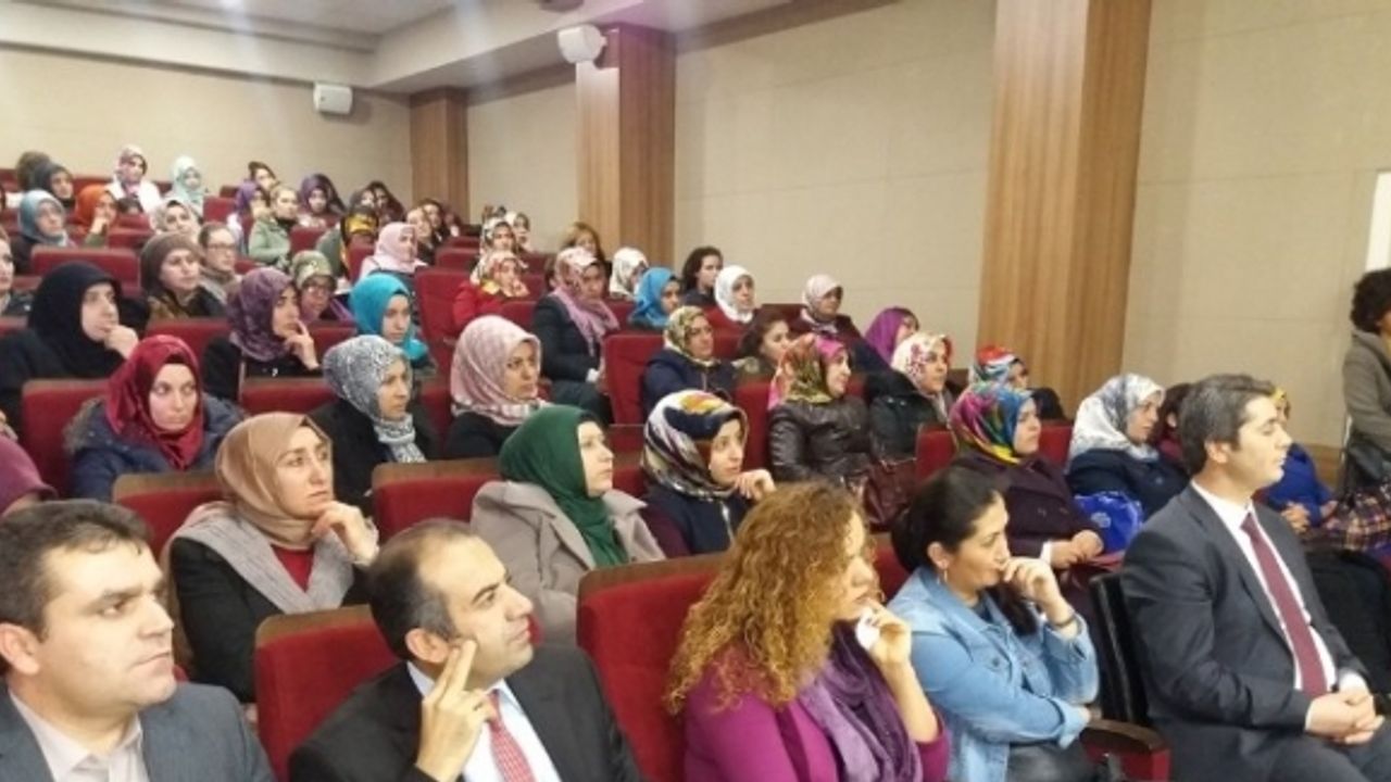 Edremit’te “İslam’da Kadın ve Ailede Din Eğitimi” konferansı
