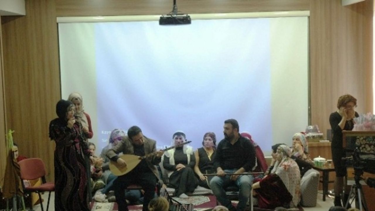Ev hanımları sergiledikleri tiyatroda usta oyunculara taş çıkardı