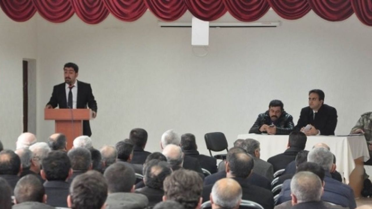 Çaldıran Kaymakamı Dündar, muhtar ve kurum amirleri ile istişare toplantısı yaptı