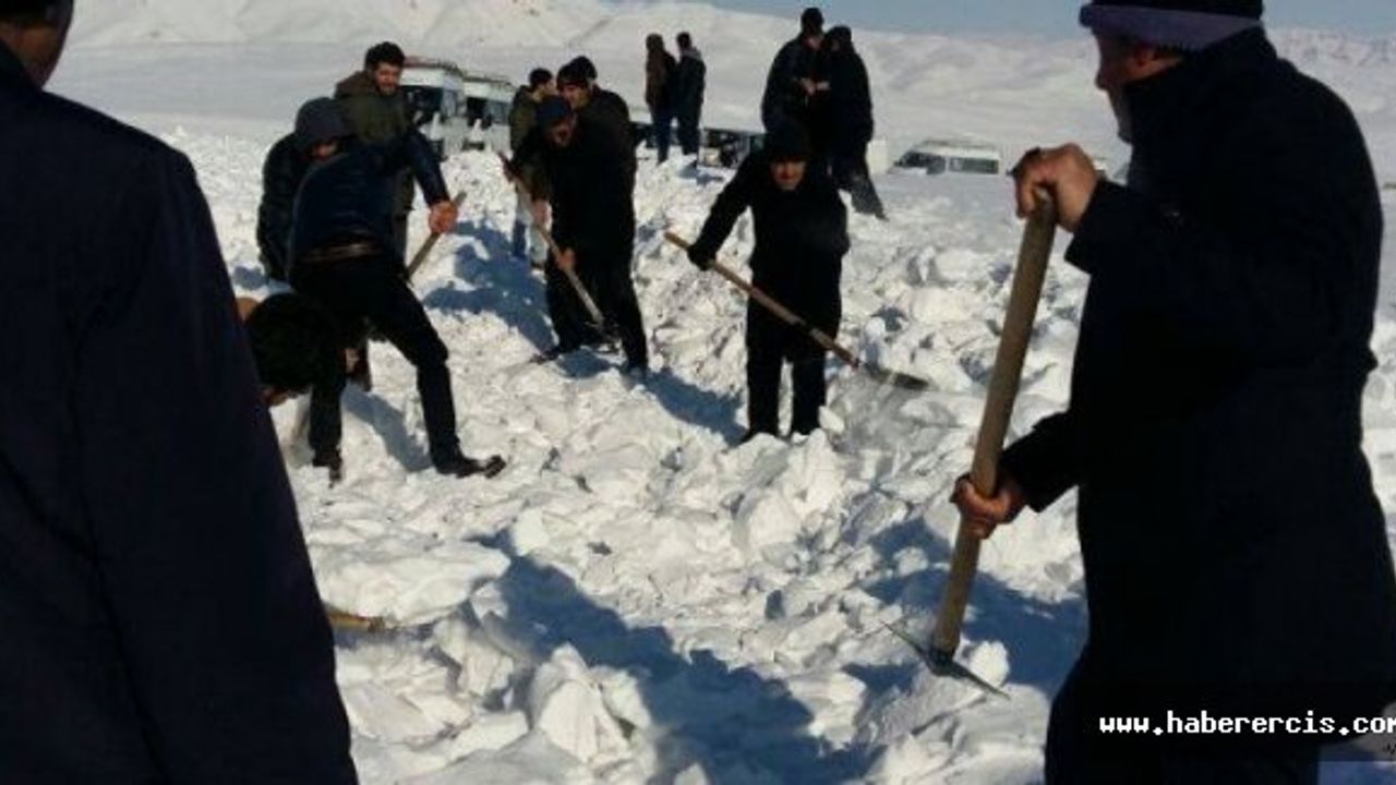 Muradiye'de köylüler yollarını kendi imkanları ile açıyor
