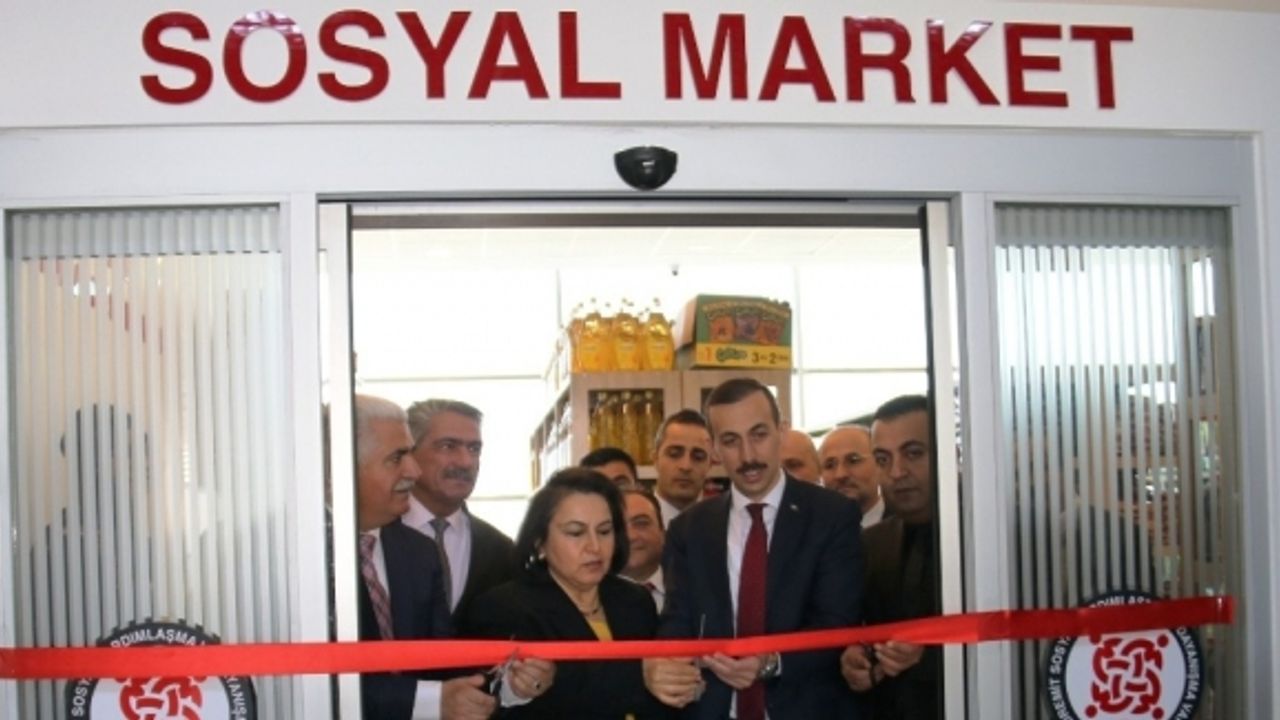 Edremit’te sosyal market ve giyim mağazası açılışı