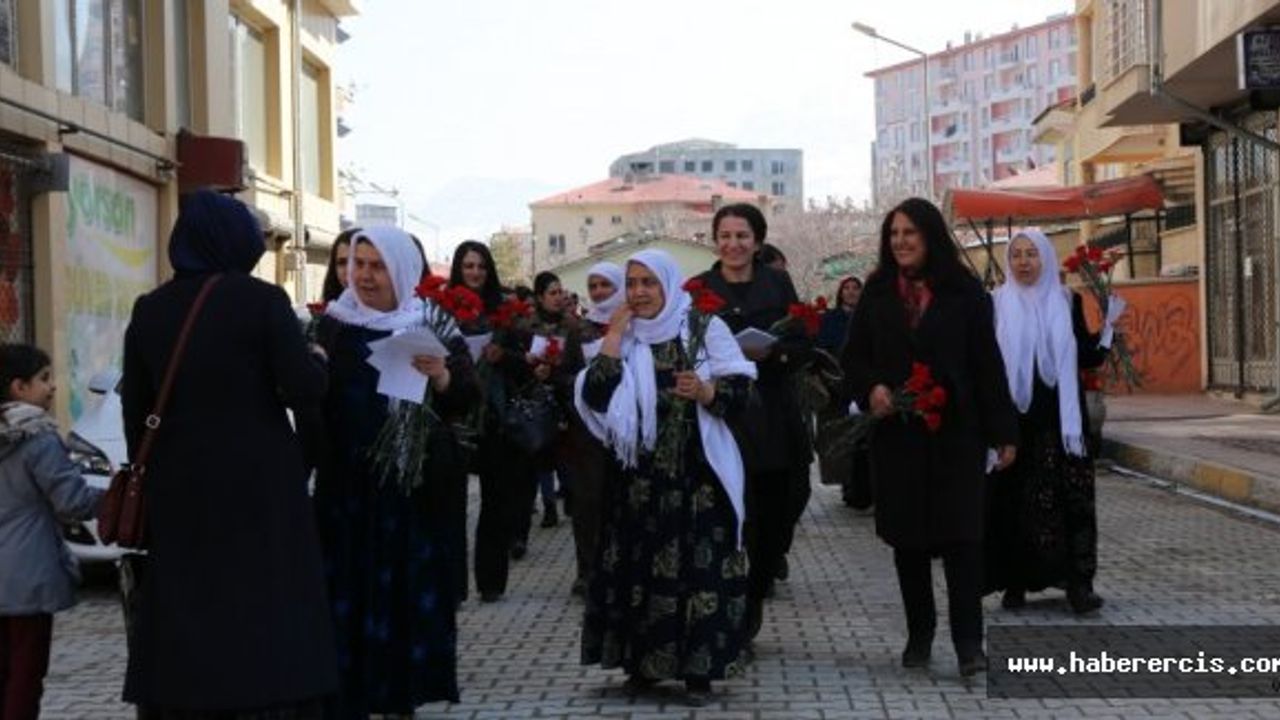 Kadınlar Van'da 8 Mart için karanfil dağıttı