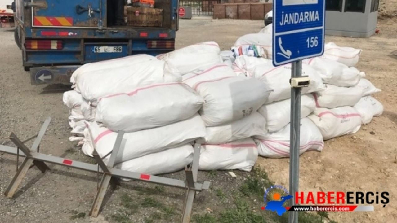 Başkale'de operasyon! 3 ton kaçak çay ele geçirildi