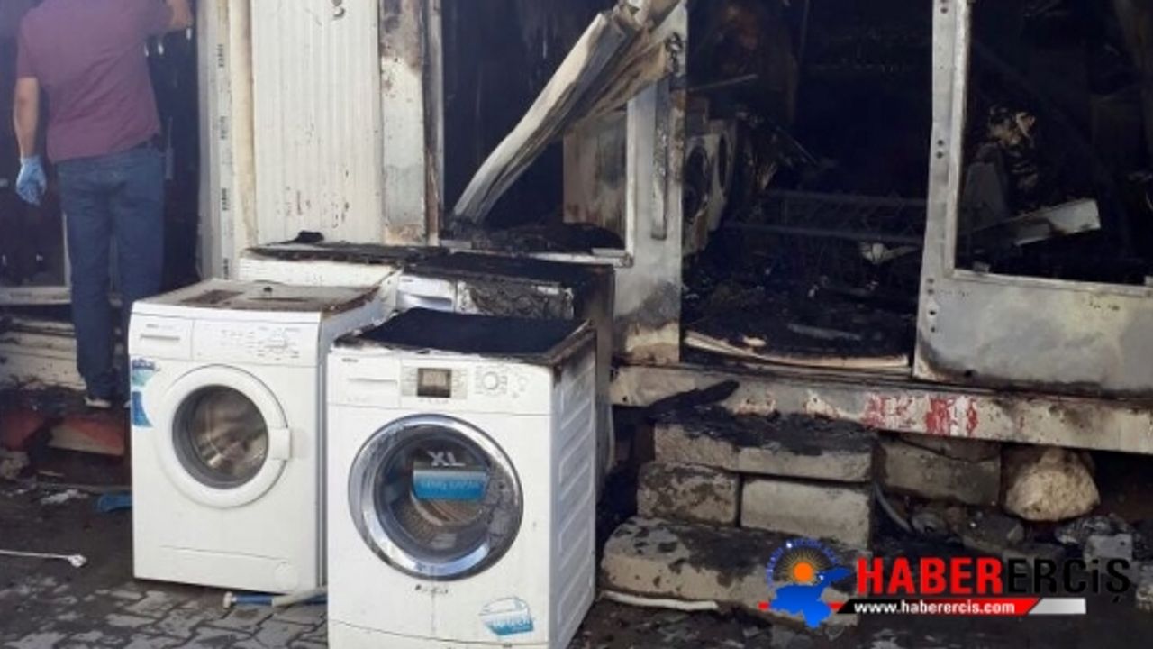 Erciş'te çıkan yangında 2 dükkan kül oldu