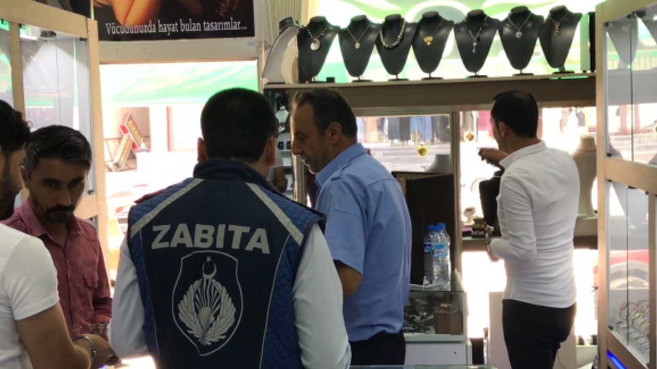 Erciş'te Belediye sosyal medya paylaşımı sebebiyle esnafın dükkanını mühürlemek istendi