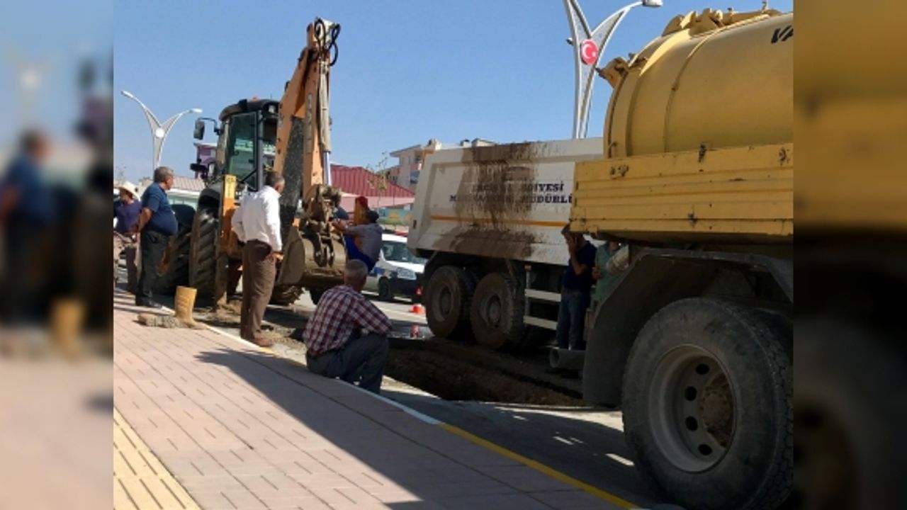 Erciş'in Çürük Olan Alt Yapısı Ankara'nın asfaltını kabul etmedi.