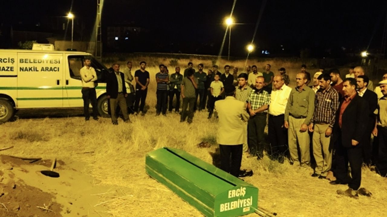 Erciş'te Asansör Boşluğuna Düşerek Hayatını Kaybeden Küçük Mustafa Toprağa Verildi