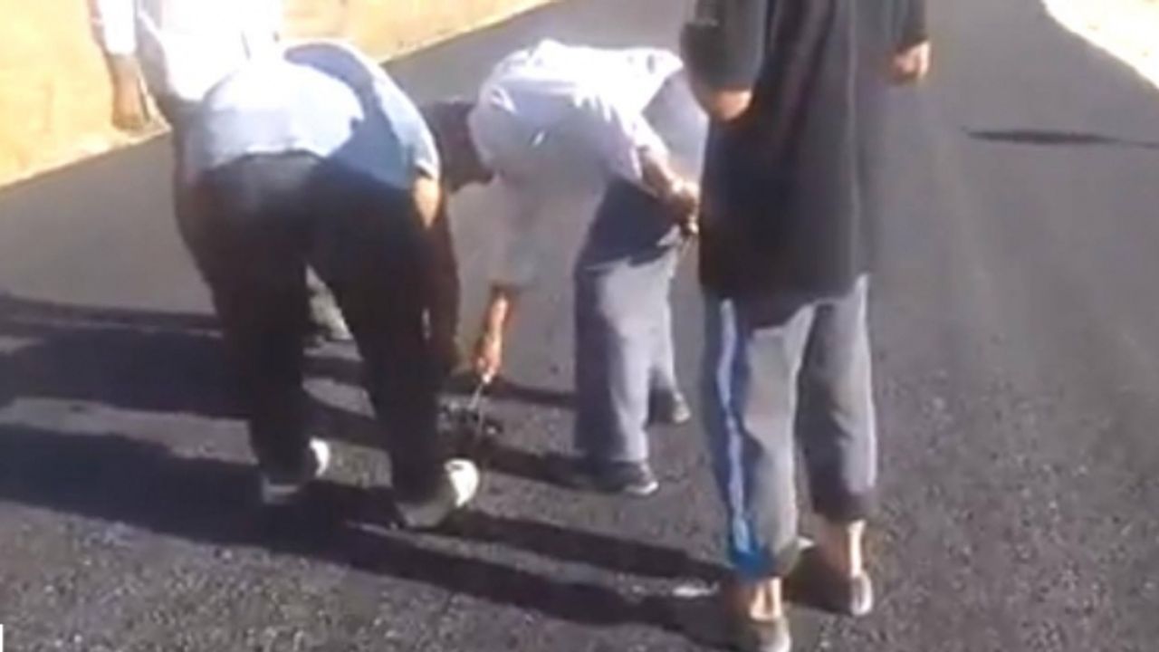 Erciş’te mahalleliler Dışı 8  ortası 3 santim olan asfalt'a isyan etti