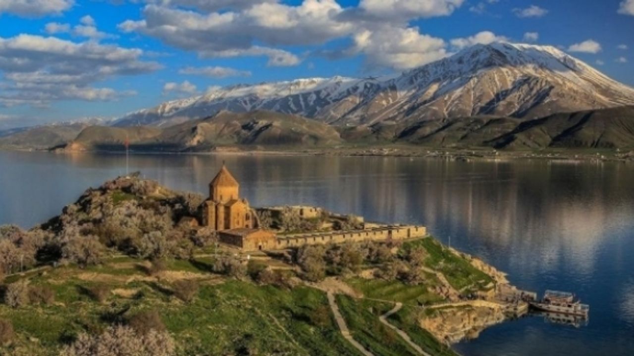İran, Van'daki kiliseye ait 7 asırlık çanı, iade edecek
