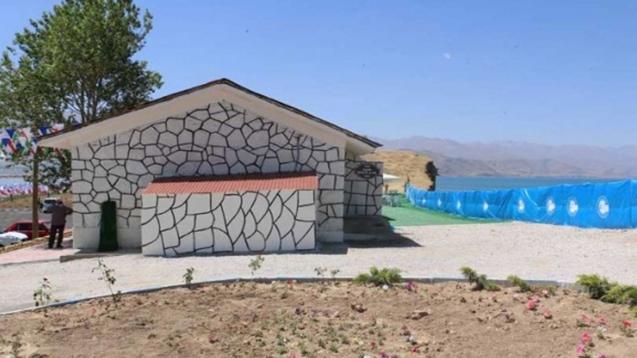 Van'da Kayyım, Ermeni mezarlığı üzerine tuvalet yaptı