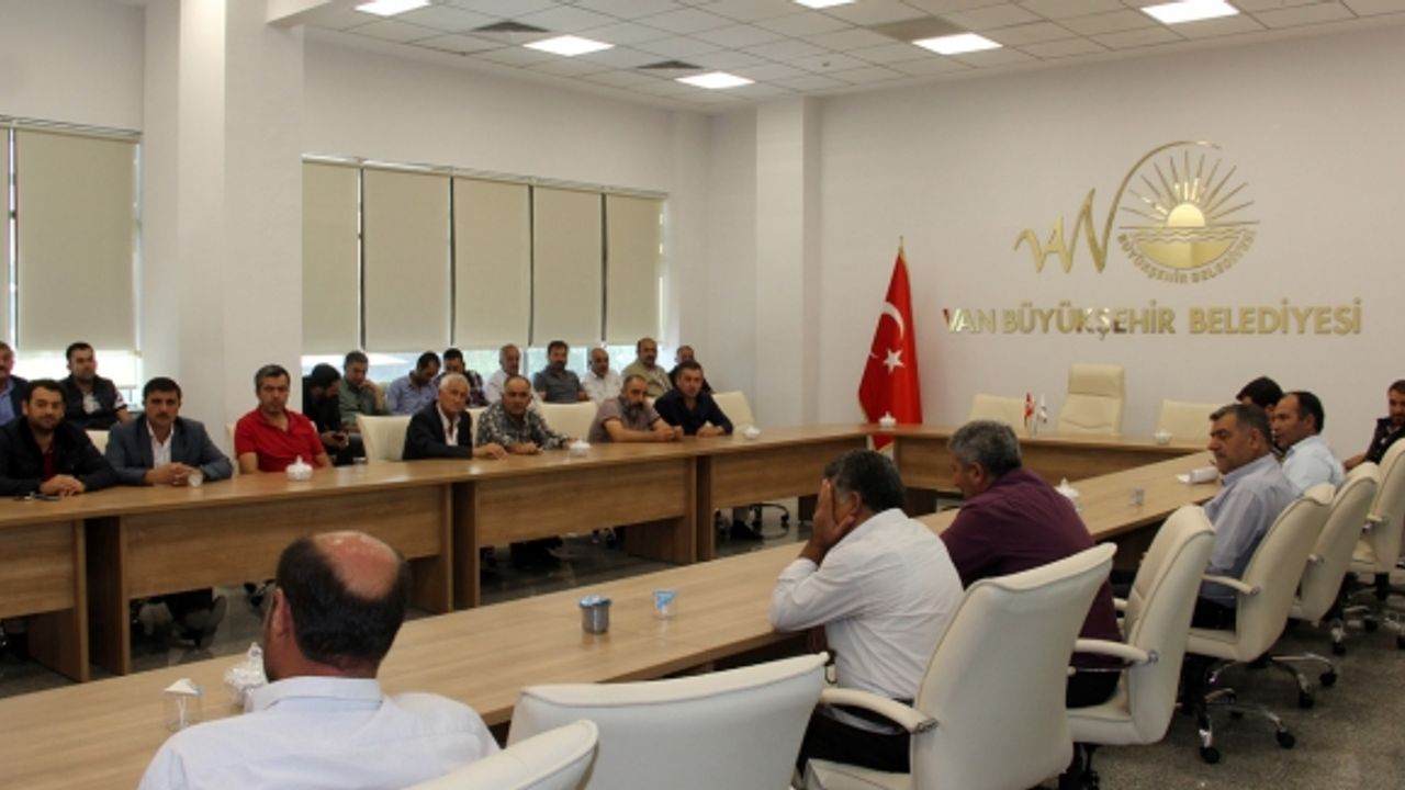 Van Büyükşehir belediyesi otogalericiler sitesini 17.5 milyona kiracılarına sattı.