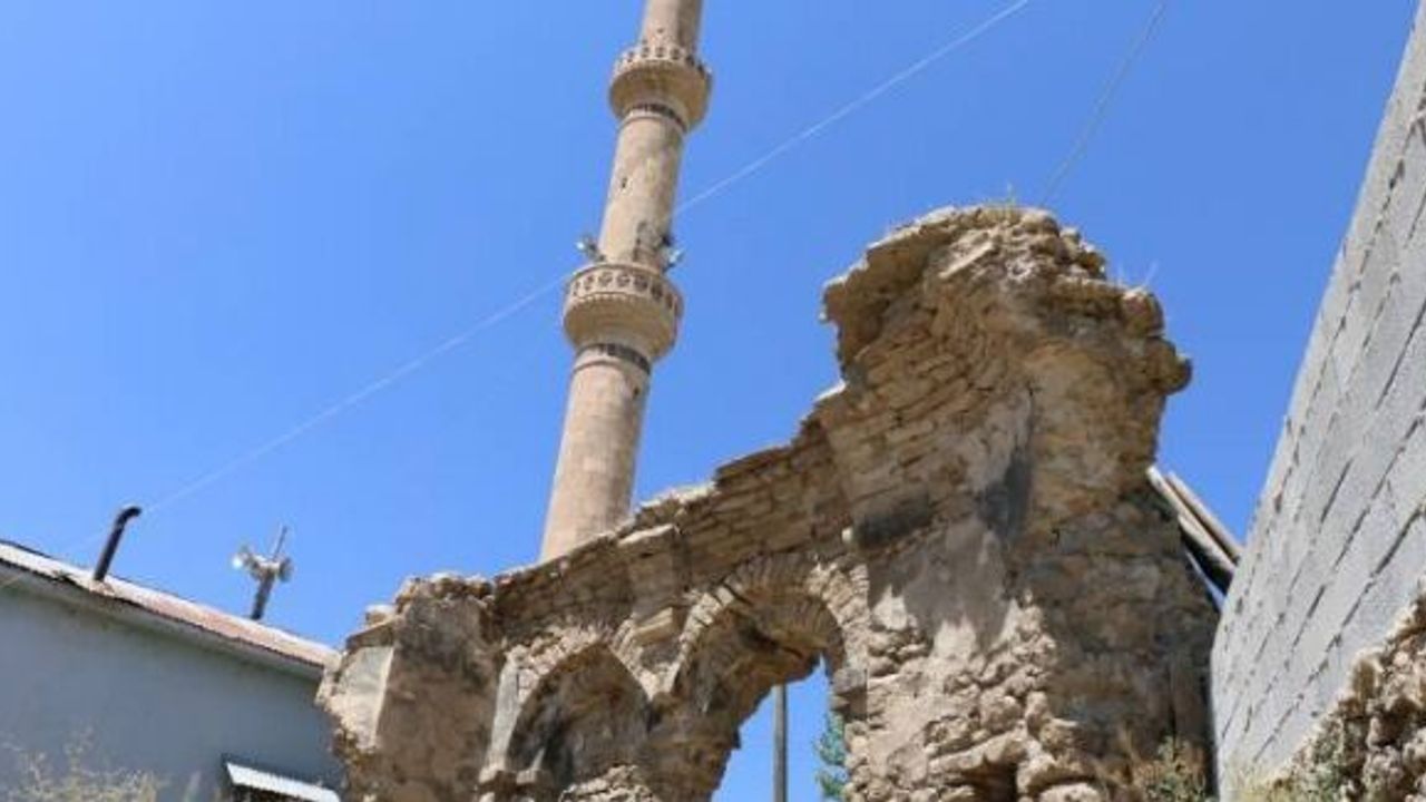 Van'da Bitişiğine cami yapılan kiliseden sadece bir duvar kaldı