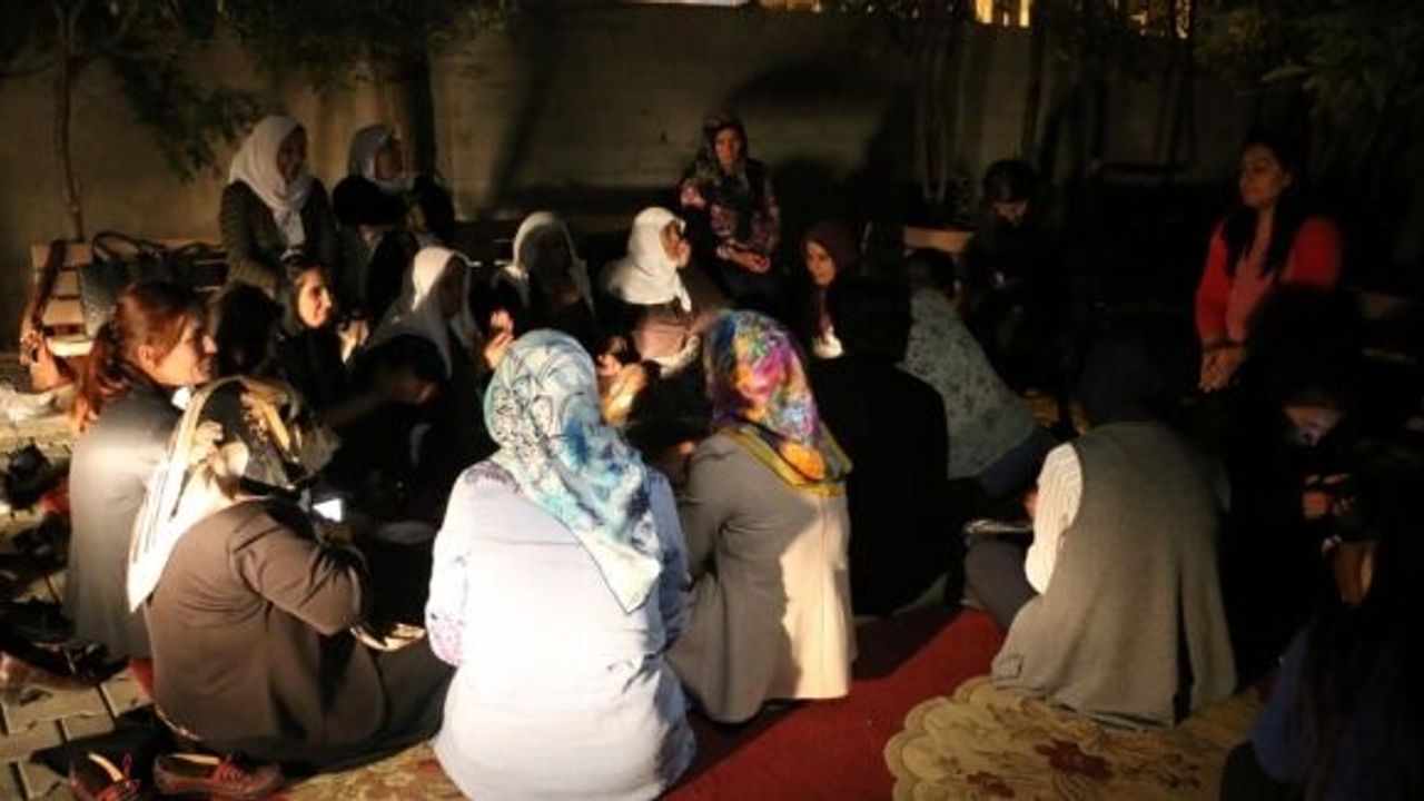 Van'da kadınlar oturma eylemi yaptı