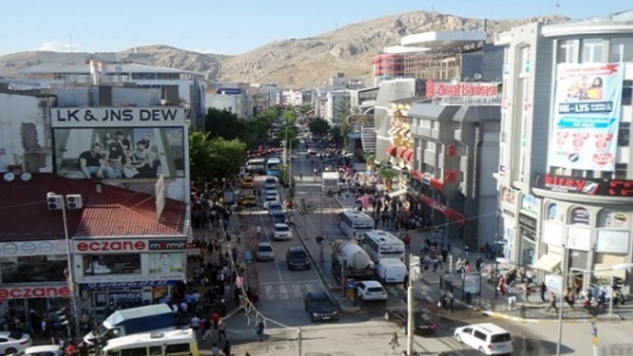 Van'da Cumhuriyet Caddesi toplu taşıma araçlarına kapatıldı