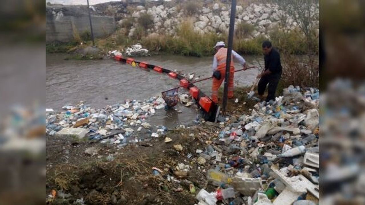 Van'daYüzen bariyerler tonlarca çöpü engelledi