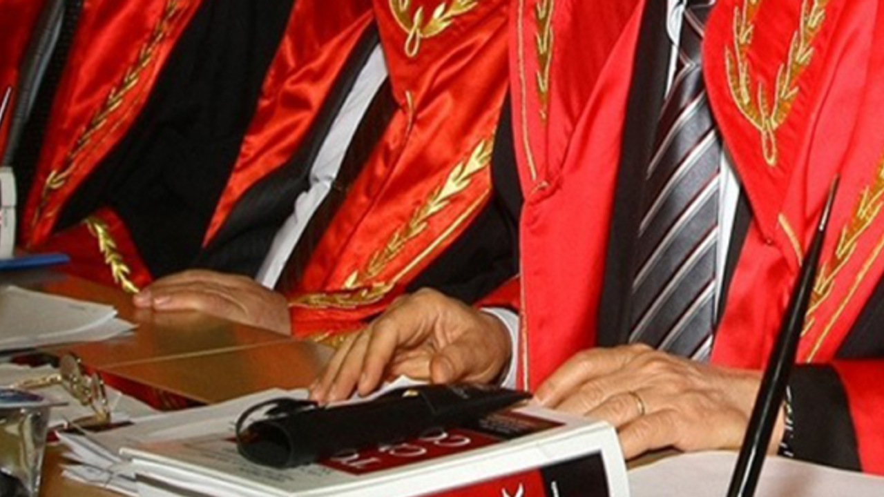 Boşanma davasına baktığı kadına aşık oldu