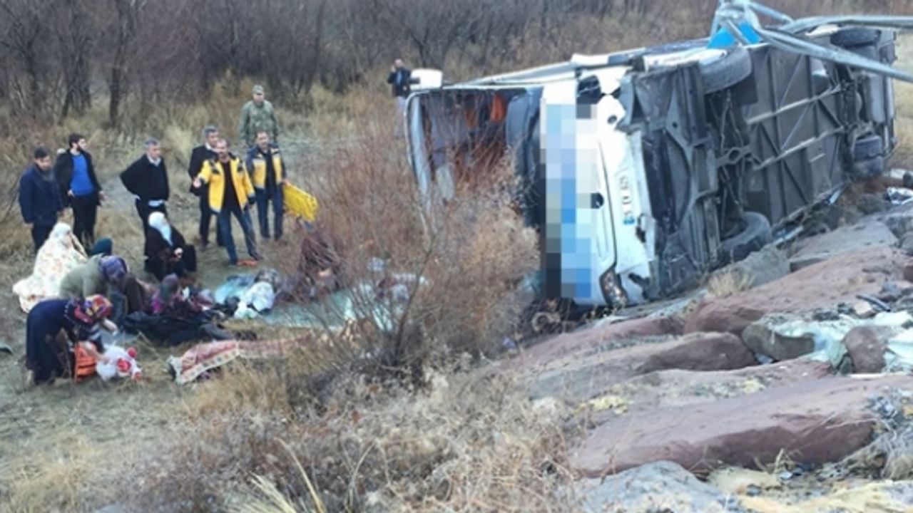 Erzincan'da yolcu otobüsü devrildi: 1 ölü, 23 yaralı