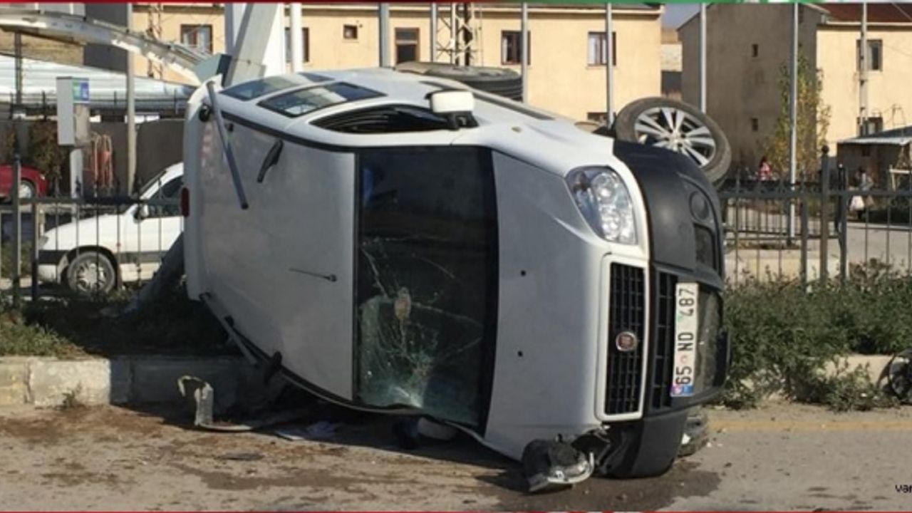 Van-Erciş Karayolunda Araç Takla Attı; Yaralılar Var...