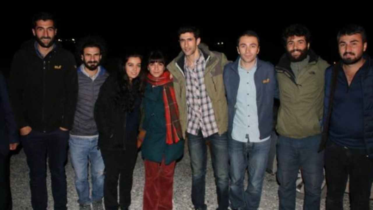 VAN:Keleş ve Aslan cezaevinden çıktı: Fotoğraf çekmeye de haber yazmaya da devam