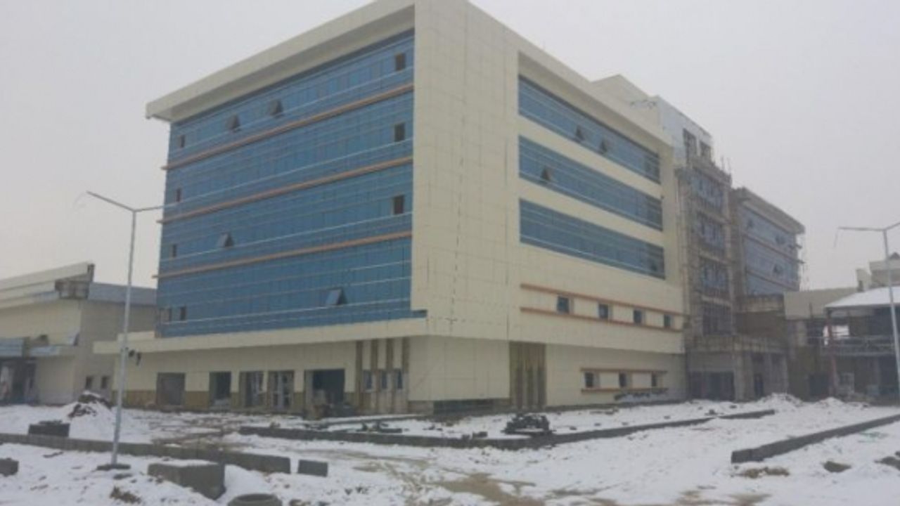 Erciş Devlet Hastanesi inşaatında çalışan alacaklılar göz altına alındı