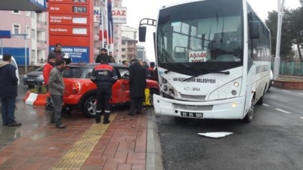 Erciş'te Belediye otobüsü ile otomobil çarpıştı 1 Yaralı