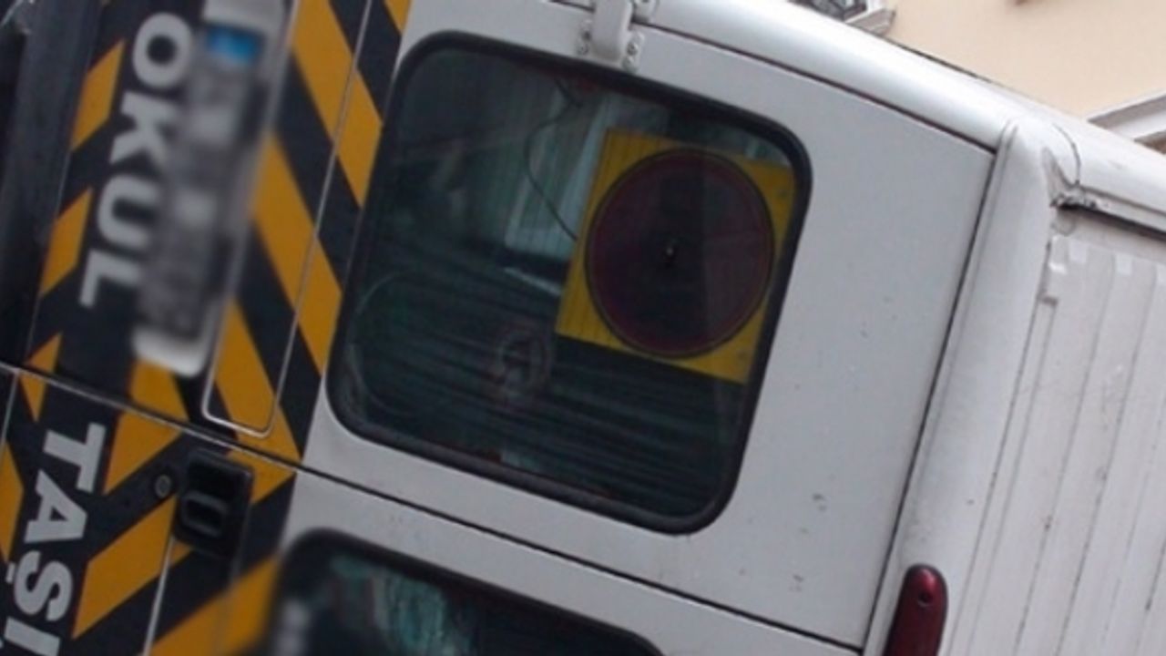 Erciş’te okul servisi ile taksi çarpıştı:  Yaralılar var