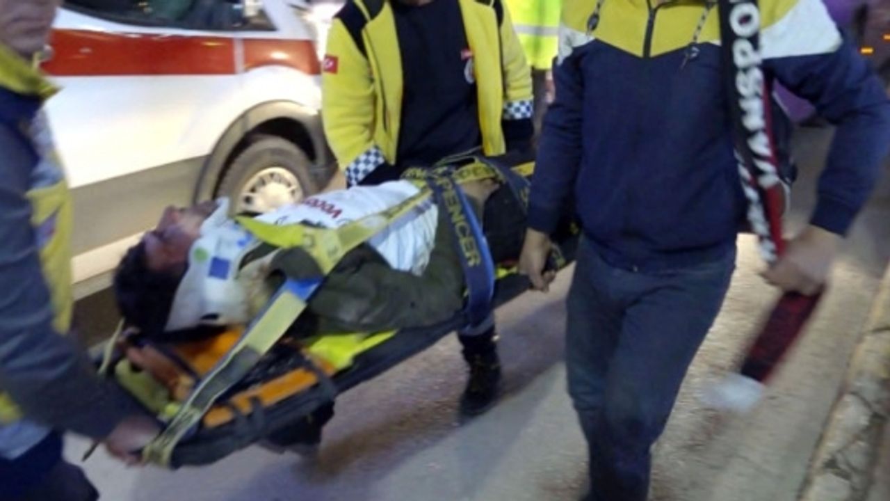 VAN'da Galibiyet Sevinci Kutlamasında Beşiktaş taraftarı Halk otobüsünün altında kalarak ağır yaralandı.