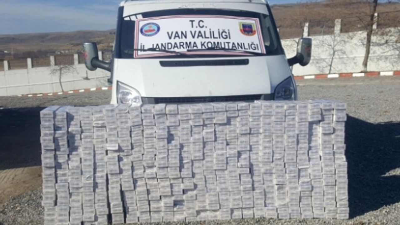 Van'da Kaçan Minibüste 5 Bin Paket Kaçak Sigara Çıktı