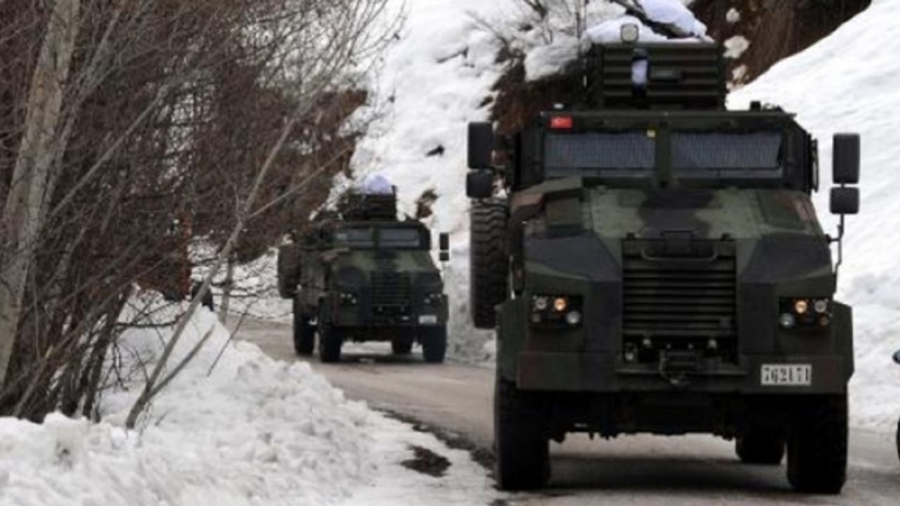 Van Hakkari Yolunda Askeri Araç  kaza yaptı: 2 Yaralı