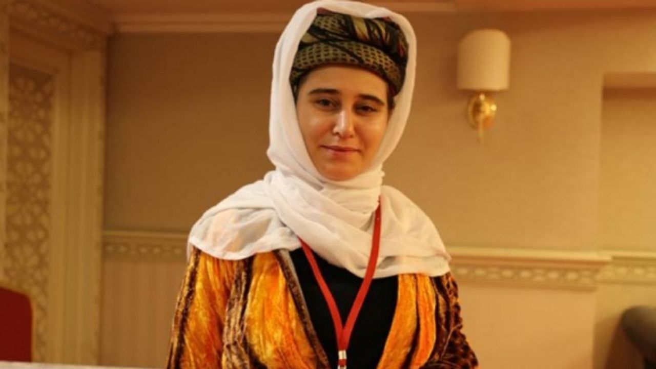 Asimilasyona karşı türküleriyle cesareti kuşanan bir kadın: Gülistan Tokdemir