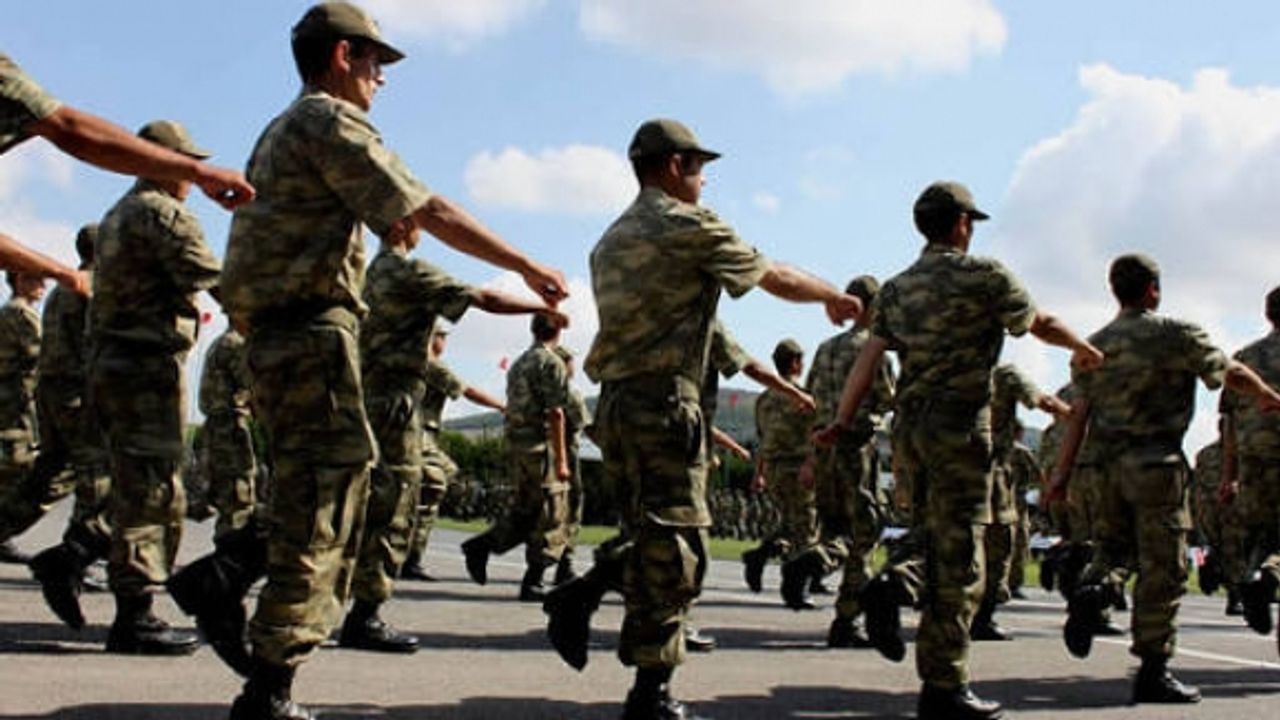 Bakan Açıkladı: 2 Yıllık Üniversite Mezunlarına Kısa Dönem Askerlik Gündemde