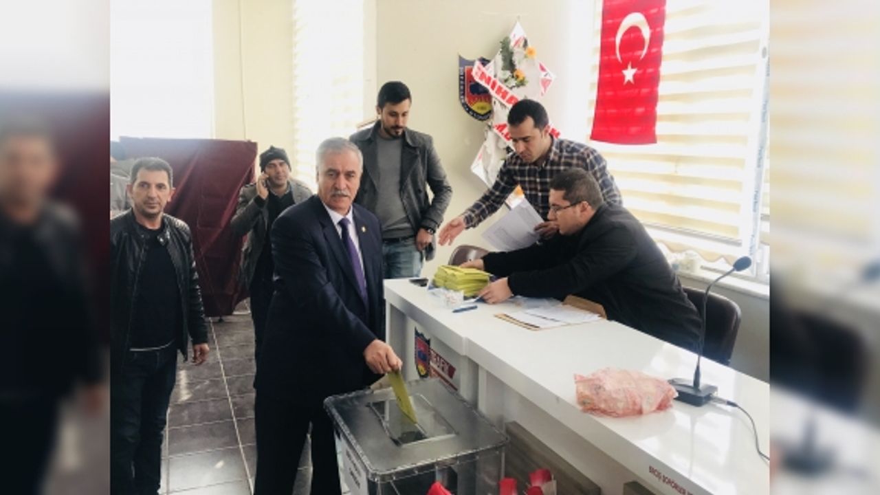 Erciş'te Berberler ve Kahveciler Odası seçimi yapıldı Aydemir Yeniden Başkan