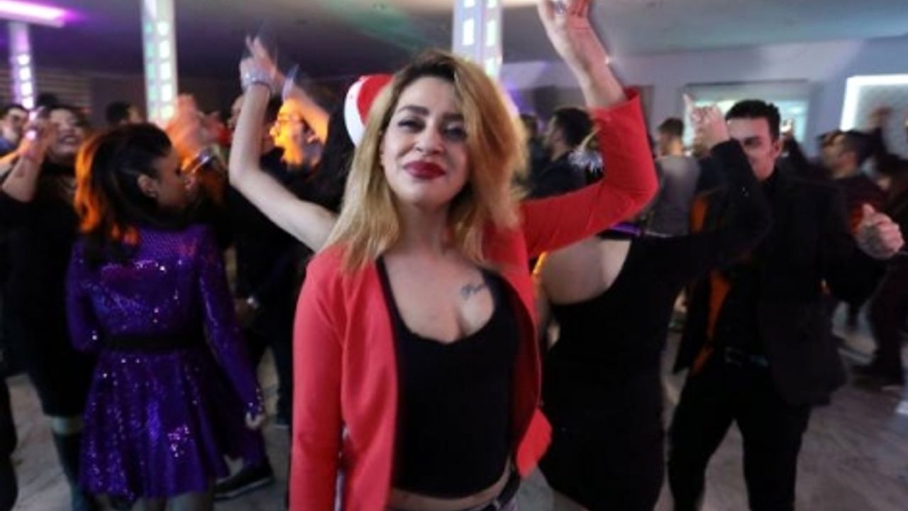 İran'da Olaylar Devam Ederken İranlılar Van'da 2018' gönüllerince eğlelenerek girdiler