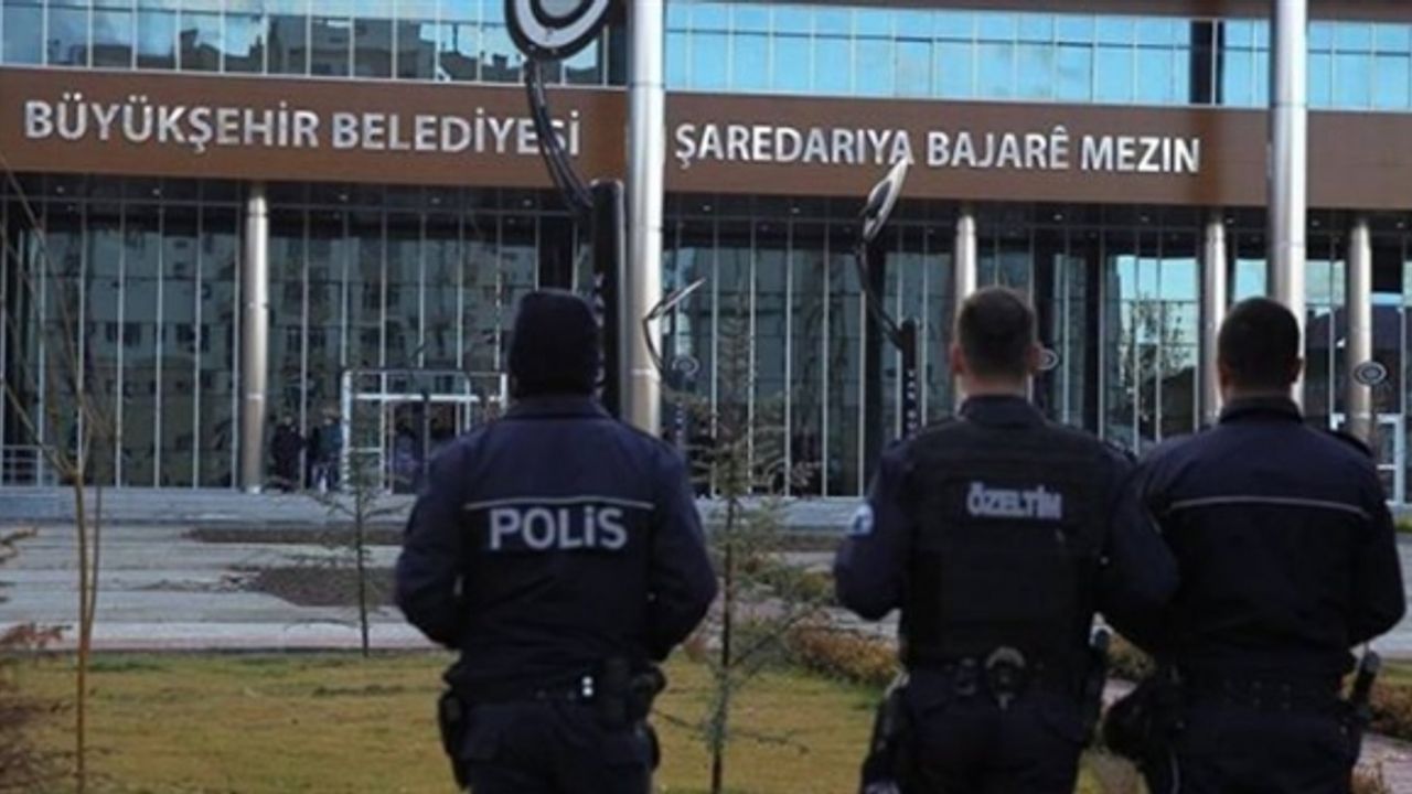 Van Büyükşehir Belediyesi'nden 16 kişi işten çıkarıldı