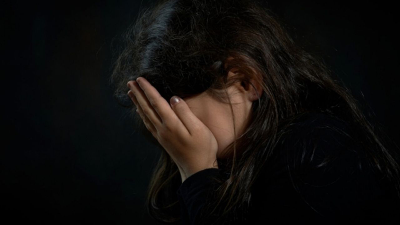 Van'da 3 zihinsel engelli kardeşe cinsel istismarda bulunan korucu takım elbiseyle duruşmaya katıldı.