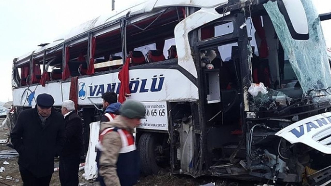 Erciş Van kara yolunda Yolcu Otobüsü Devrildi: 2 yurttaş hayatını kaybetti, 22 Yaralı