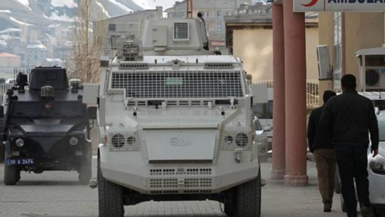 Hakkari Van karayolunda polis araçları çarpıştı 1 polis yaşamını yitirdi, 2 polis yaralandı